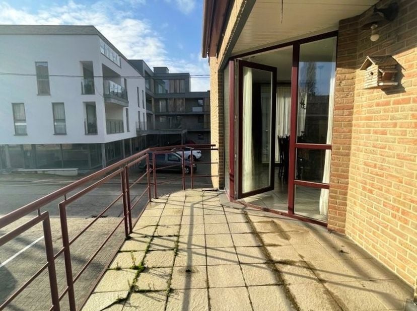 In het centrum van Leefdaal, dat binnenkort volledig vernieuwd zal zijn, vindt u deze ruime woning, gebouwd in 1996 en in goede staat.  Het is een ide