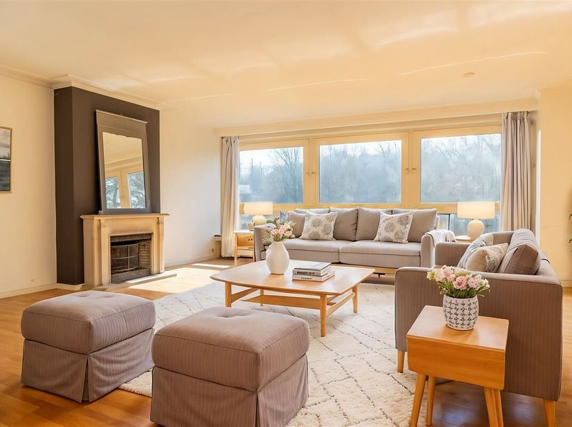 Property One, uw vastgoedpartner in Ukkel, biedt u een licht penthouse aan, gelegen op de 4e en bovenste verdieping, tegenover het Wolvendaelpark. Met