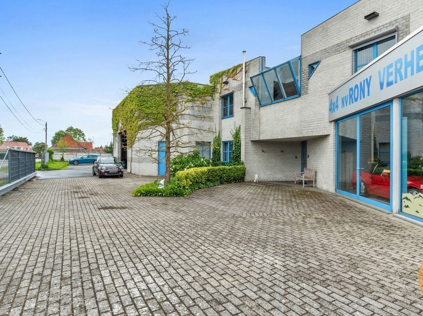 KALKEN - Dit handelspand van 440m² met spatieus appartement bevindt zich op een AA locatie.&lt;br /&gt;
Uw zaak kan hier niet ongezien gepasseerd worden, er