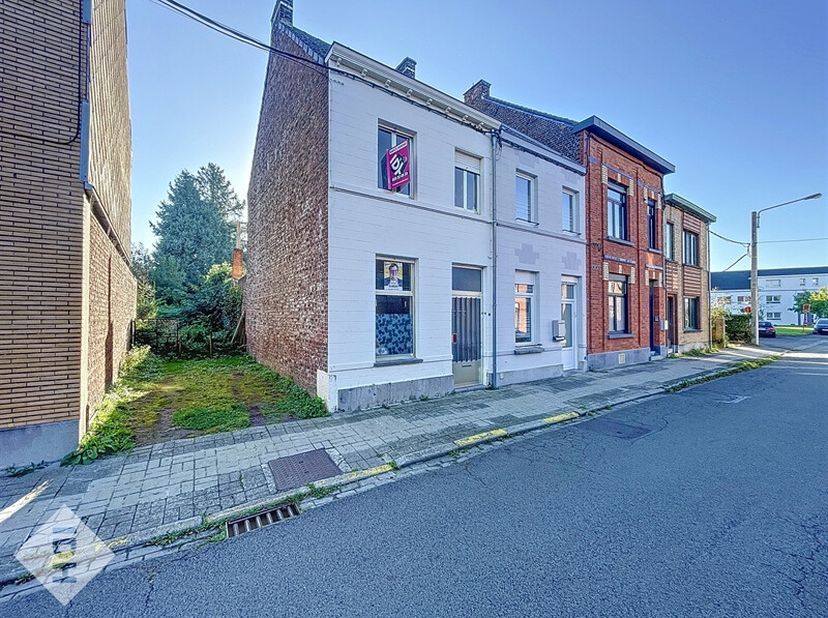 Découvrez cette maison trois façades à rénover, idéalement située à Leuze. Ce bien se compose d&#039;un séjour de 35 m², d&#039;un espace cuisine, d&#039;une salle d