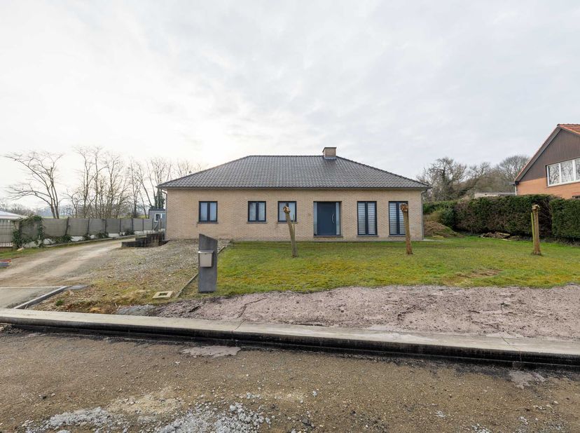 GUNSTIG GELEGEN WONING &lt;br /&gt;
 &lt;br /&gt;
Woning met keuken, living met open haard, 3 slaapkamers, badkamer, 2 bergings, zolder, kelder, tuin en garage. &lt;