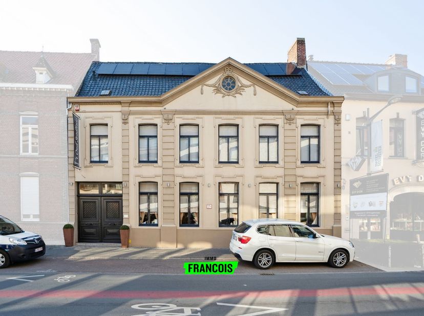 Dit statige herenhuis in het charmante Ingelmunster biedt een unieke kans voor wie op zoek is naar een bijzonder vastgoedproject. Het gebouw, dat mome