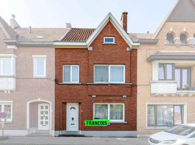 In het hart van de wijk Bevegem, op wandelafstand van het centrum van Zottegem, staat deze charmante en goed onderhouden rijwoning te koop. Met drie v