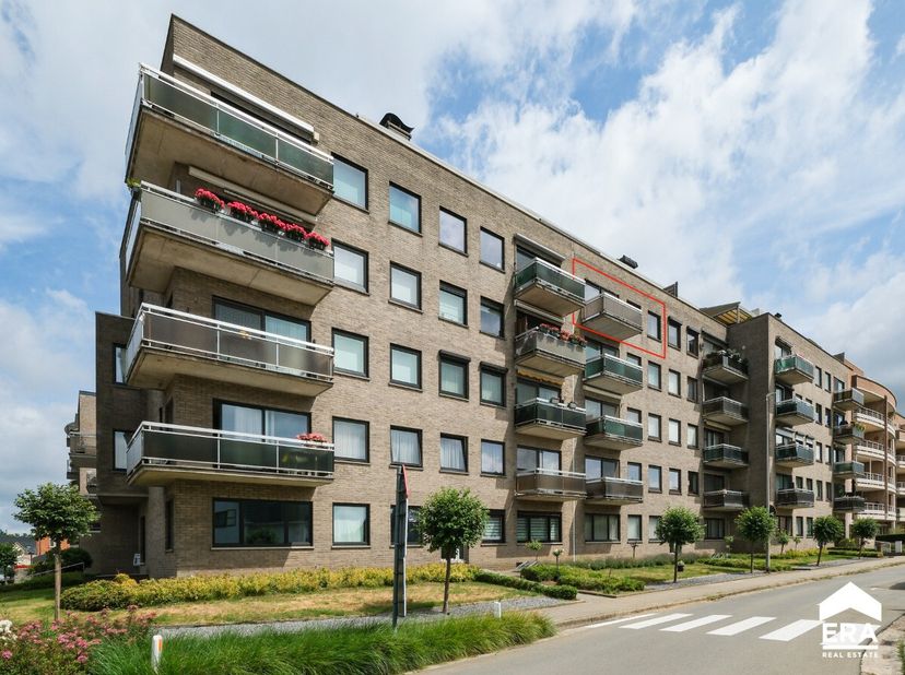 Ideaal gelegen appartement met 3 slaapkamers en private parking in het centrum van Paal-Beringen.Dit lichtrijk appartement is gelegen op de 4de verdie