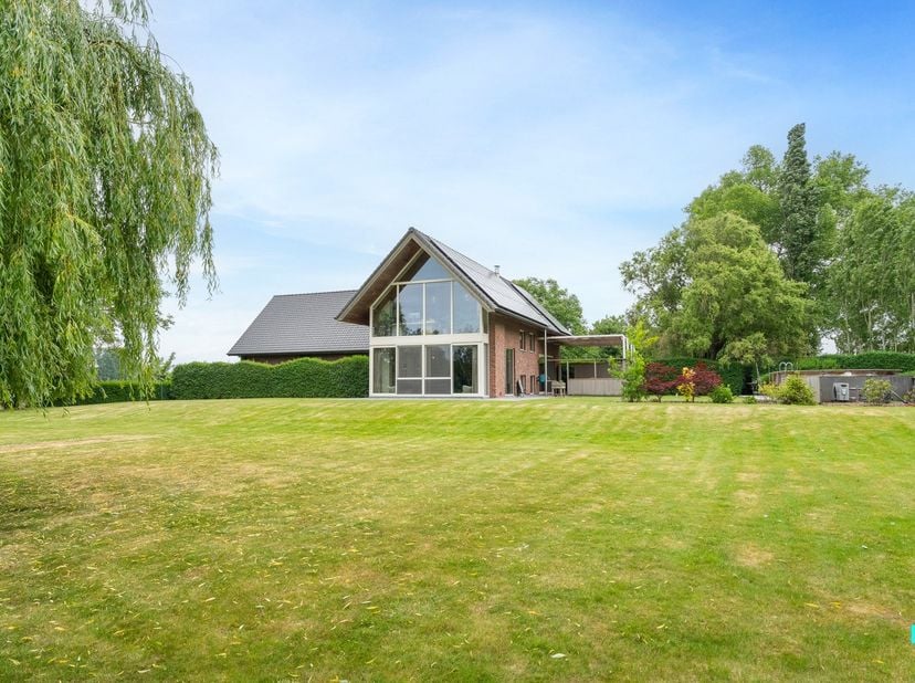 Gelegen in een landelijk gebied en omringd door uitgestrekte velden vinden we deze unieke ééngezinswoning terug. De verborgen parel is gelegen op een