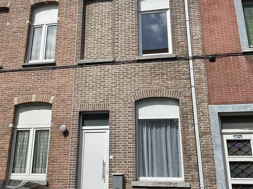 Rustig gelegen woonhuis, rand centrum.  Inkom, woonplaats, living, keuken, badkamer, binnenterras, 2 slaapkamers, kelder en zolder.   Er is dubbel gla
