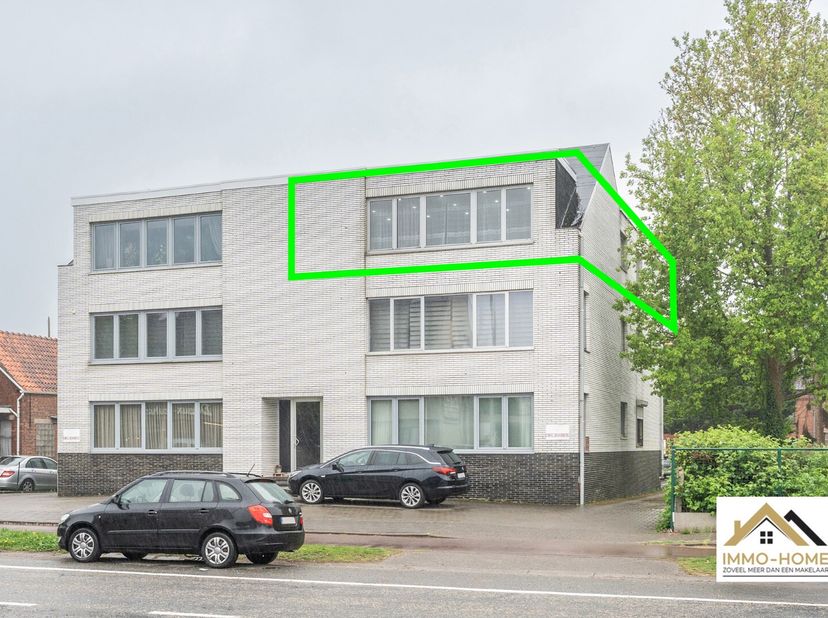 Dit appartement is gelegen op de bovenste verdieping van het complex, en bereik je via een stijlvolle trap. Zo kom je tot in je eigen ruime inkomhal (
