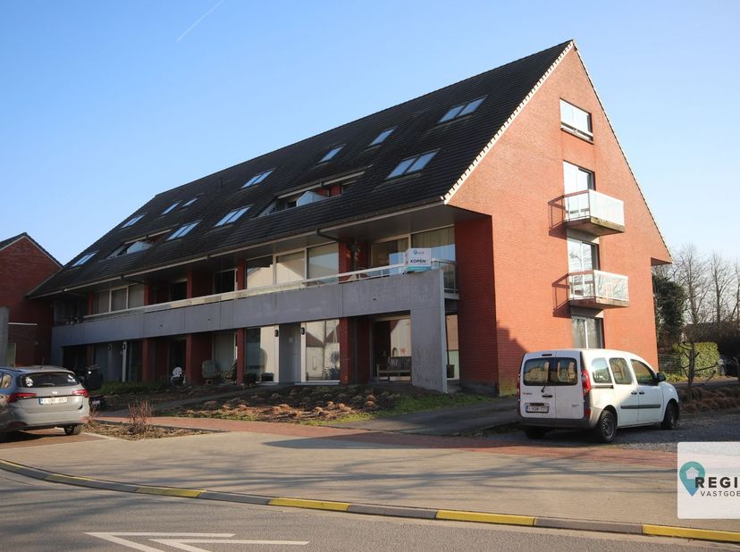 Dit ruim drie slaapkamer appartement, voorzien van drie terrassen zal ongetwijfeld jong en oud(er) bekoren;  &lt;br /&gt;
&lt;br /&gt;
Uitzonderlijk gunstige gele