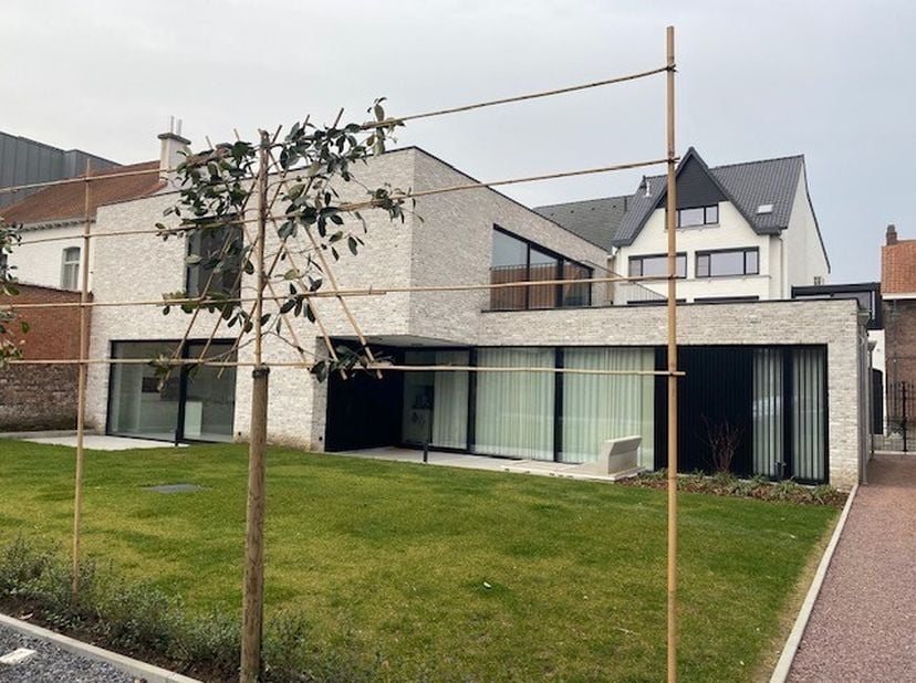 Dit gelijkvloers appartement van 125 m² is gelegen op de Varkensmarkt 7A bus 1.1,  in het centrum van Diepenbeek.  Gelegen tussen de as Hasselt-Genk-B