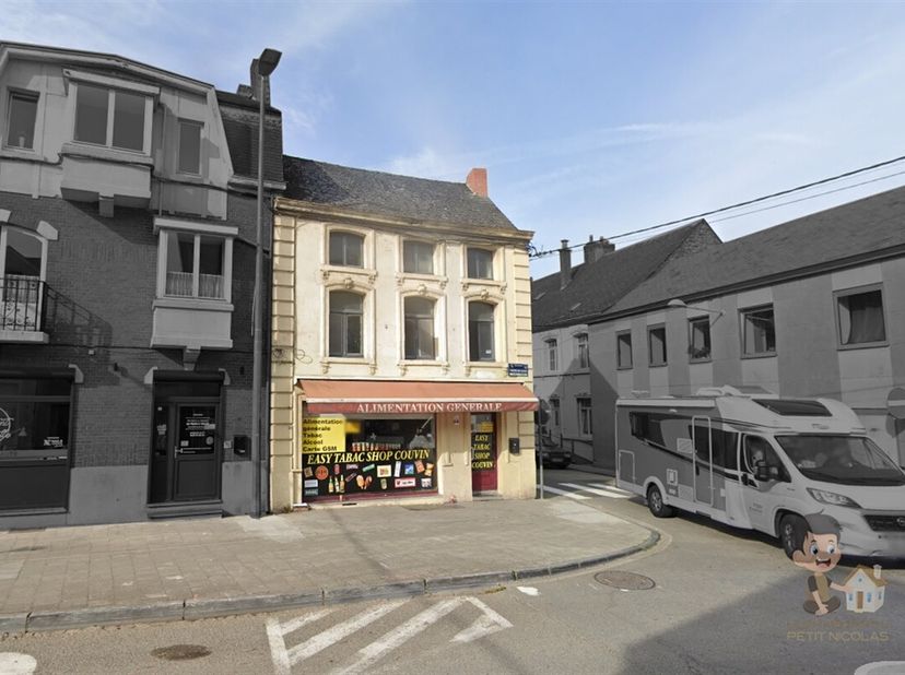 Les maisons du petit Nicolas a le plaisir de vous présenter cet immeuble de rapport avec rez commercial !&lt;br /&gt;
AU REZ :&lt;br /&gt;
   1 commerce de +/- 50