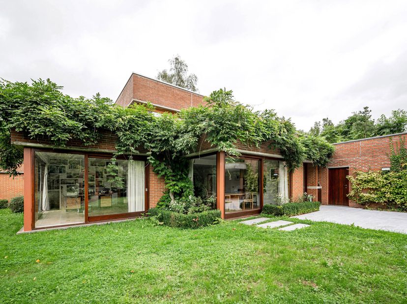 Au cur du Prince dOrange, villa années 70 de l&#039;architecte Bernard Feron, entièrement rénovée d&#039;une superficie brute selon PEB de ± 327 m², sur un terr