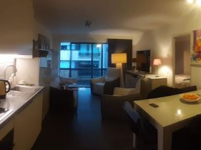 Mooie dingen hoeven niet altijd duur te zijn. Dit juweeltje is zeer goed gelegen in het hoekgebouw aan het Lichttorenplein.  Zonnige living met een op