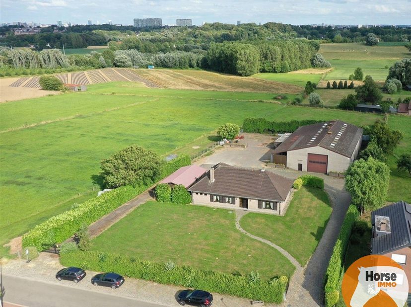 DILBEEK – Charmante woning met grote loods (525m²)&lt;br /&gt;
Deze uitzonderlijke eigendom in het prachtige Dilbeek biedt een unieke mogelijkheid om te won