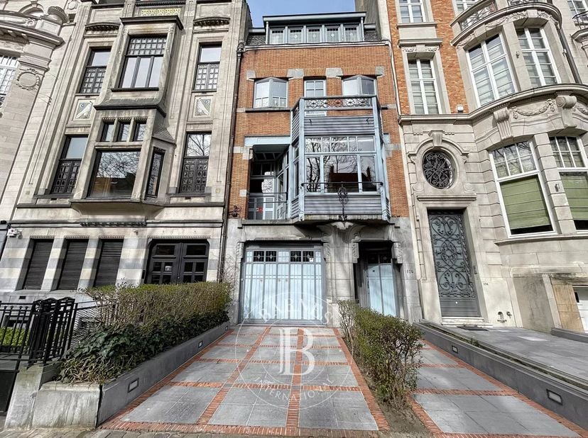 Barnes biedt u dit opmerkelijke huis in pre-modernistische stijl, ontworpen op verzoek van advocaat Charles Gheude, op basis van plannen van architect