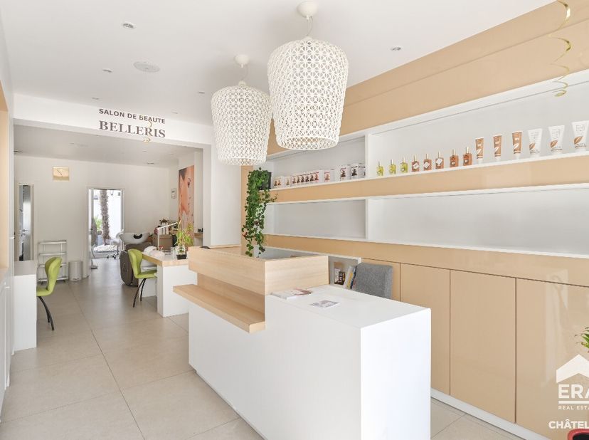 ERA CHATELAIN vous propose ce magnifique rez-de-chaussée commercial idéalement situé dans le quartier commerçant du Dieweg à Uccle offrant une surface