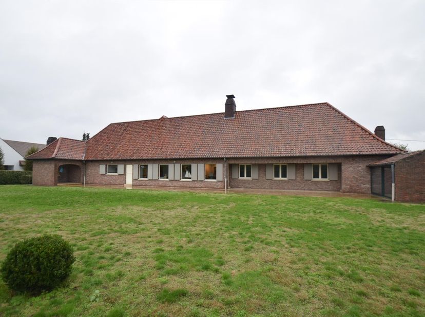 Deze ruime villa straalt charme en gezelligheid uit.  Verzorgd en ruim met modern comfort.  Inkom met toilet, leefruimte met eet- en zitruimte (met ma