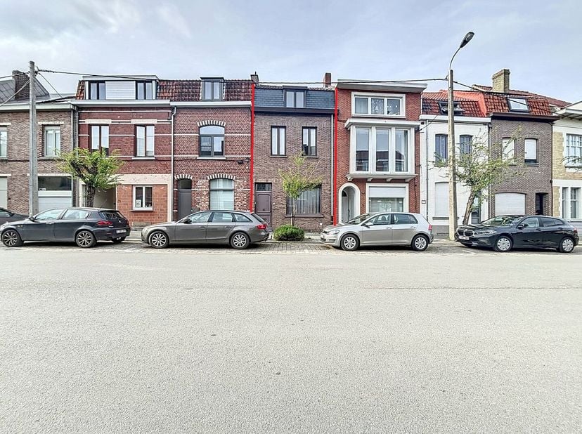 Bent u op zoek naar een woning op een top ligging in de stad en heeft u de ambitie om deze woning om te toveren naar de moderne woonstandaarden? Bekij