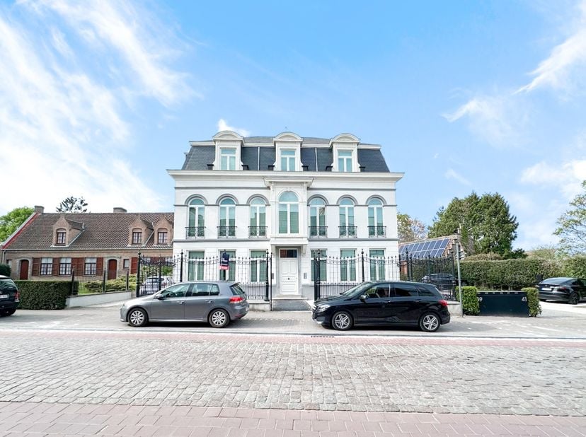 Welkom in het hart van Zomergem, waar geschiedenis en hedendaags comfort elkaar ontmoeten in deze uitzonderlijke residentie met slechts 6 exclusieve a