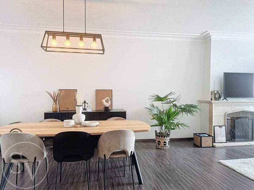 Degelijk en ruim appartement. Inkomhall met vestiaire en dubbele toegangsdeur naar de woonkamer. Gezellige en lichte woonkamer op laminaat met werkend