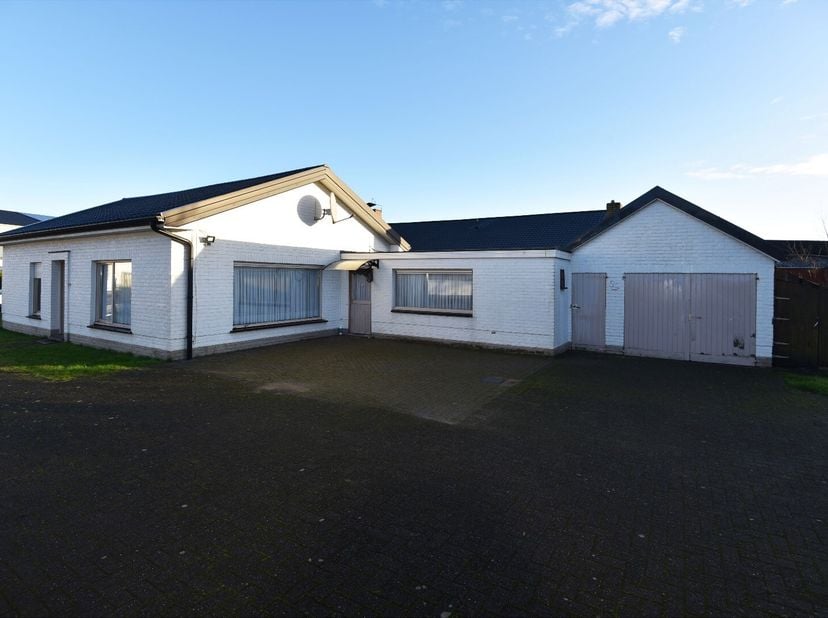 Open bebouwing op 882 m² met inkom, woonkamer, keuken, berging, toilet, 2 slaapkamers, badkamer met ligbad, lavabo en toilet, stookplaats, garage en z