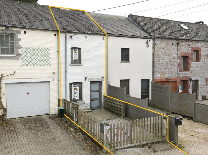 À découvrir sans tarder, maison 2 façades située au cur du charmant village de Conneux. Elle se compose, au rez-de-chaussée, dun séjour convivial avec
