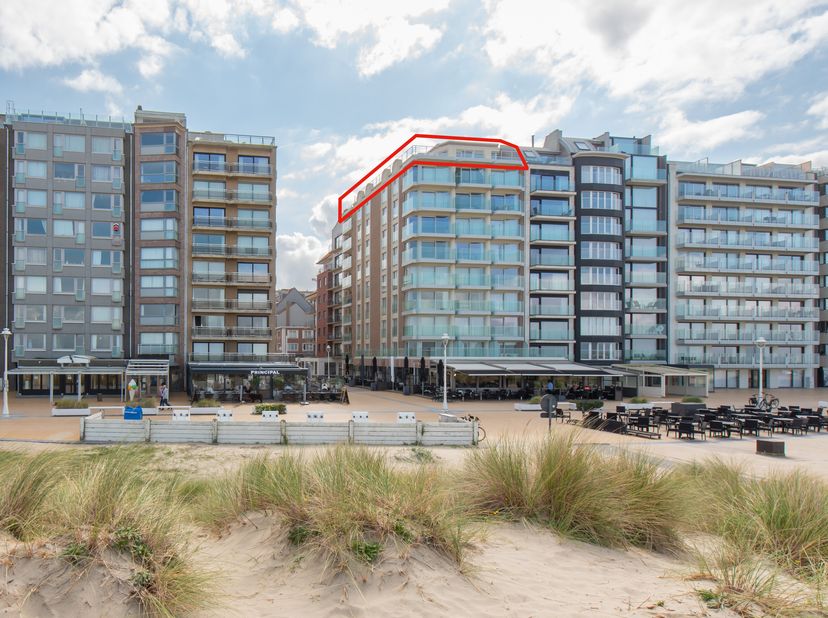 Magnifique penthouse avec vue frontale sur la mer et deux chambres à coucher à Nieuport. Ce penthouse unique est situé au neuvième étage et offre une