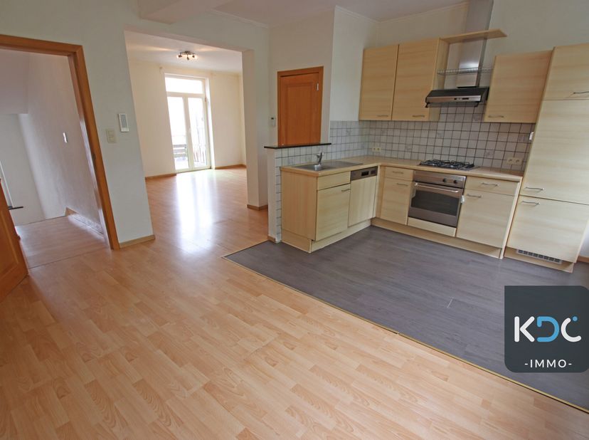 Appartement duplex agréable avec terrasse, situé dans le centre d&#039;Overijse, à proximité des transports en commun et de toutes les commodités.&lt;br /&gt;
Re