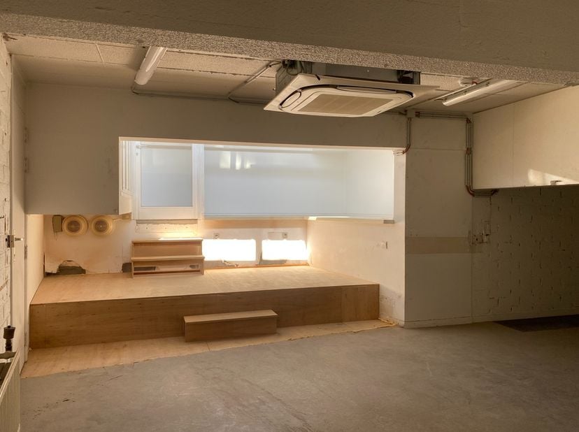 Dit magazijn met bureauruimte en bijhorende autostaanplaats (P 39) is bereikbaar via de Lisperstraat, vlakbij de Grote Markt in Lier. &lt;br /&gt;
&lt;br /&gt;
He