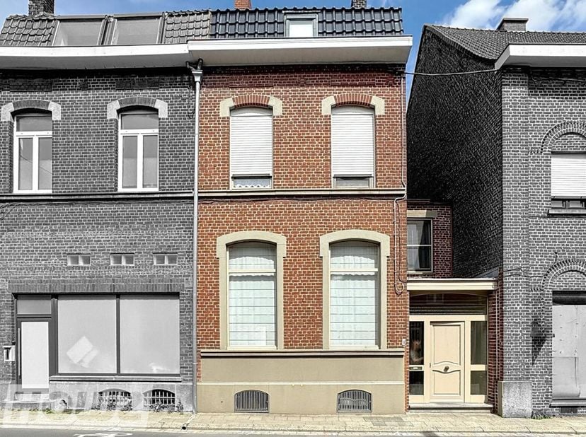 À deux pas de la Place dHerseaux, cette maison bourgeoise de caractère déploie 258 m² de charme et de lumière. Idéale pour ceux qui aiment lespace, l