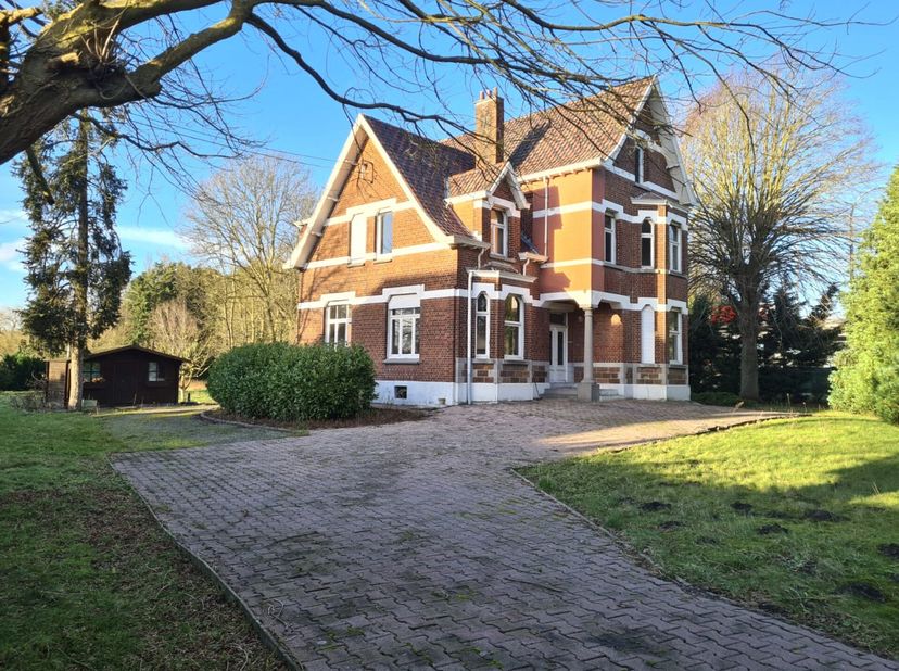 Belle maison de maître, 5 chambres érigée sur 3761m²à KAIN. Cette bâtisse judicieusement placée aux abords de Kain, développant 275m² habitable, repos