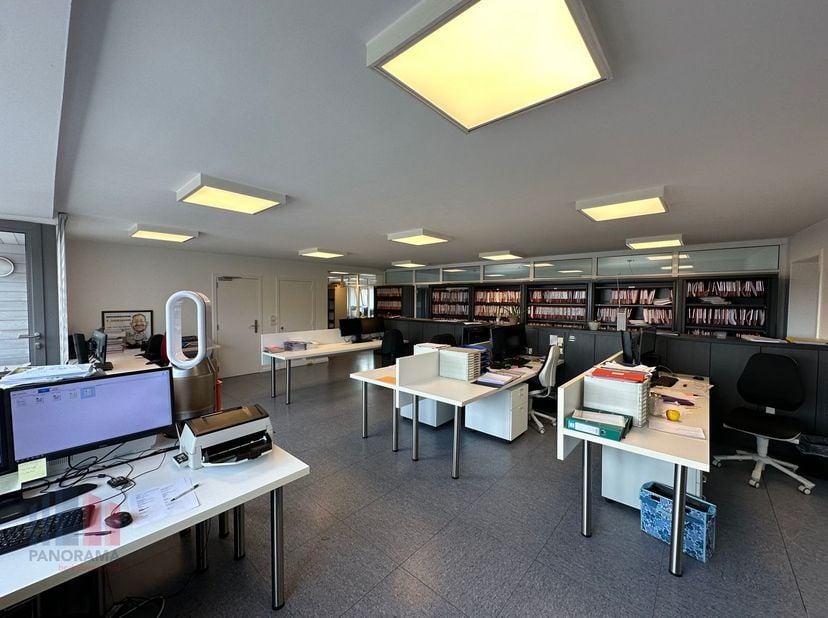 Fantastisch gelegen kantoor met een oppervlakte van 273 m² te huur langs én met visibiliteit van de bedrijvige Meensesteenweg op slechts 300 m van de