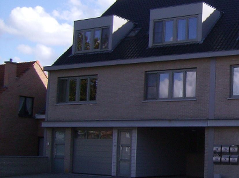 Duplex appartement in een recent gebouw, bestaande uit inkom, toilet, ruime living, ingerichte open keuken, berging, terras aan de achterzijde, 2 slaa