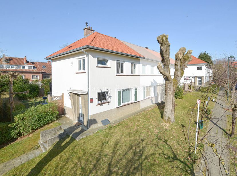Maxime Real Estate stelt een 3-gevel woning gelegen in een kleine, rustige woonwijk vlak bij het Parvis Sainte-Alix en het Zoniënwoud.&lt;br /&gt;
Deze woni