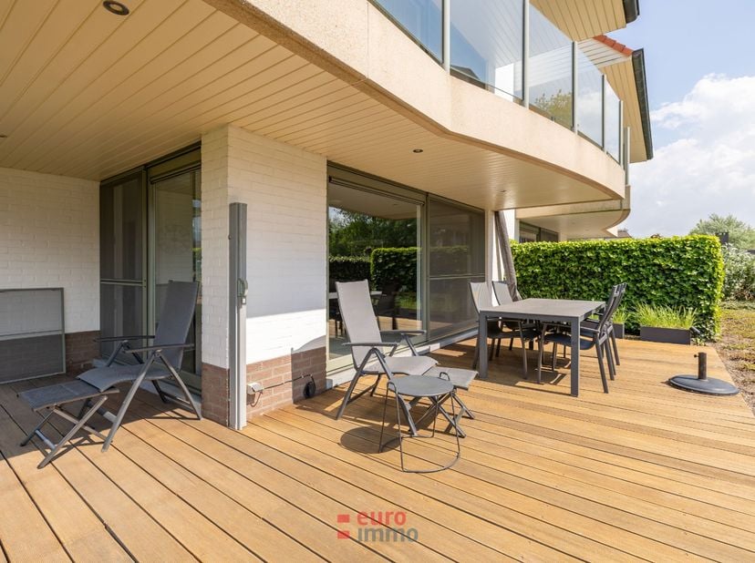 Cet appartement offre le mélange parfait entre les commodités d’une ville côtière animée comme Nieuwpoort et la quiétude verdoyante du quartier réside