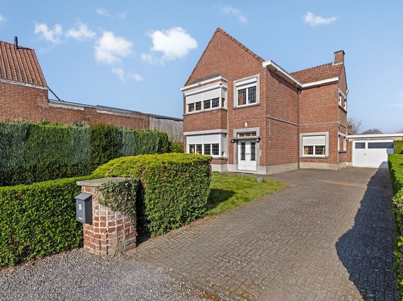 In het hart van het charmante Elene, een deelgemeente van Zottegem, vindt u deze karaktervolle woning met een uitgestrekte tuin en tal van mogelijkhed