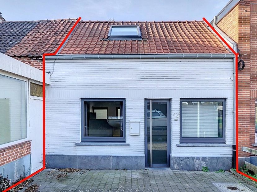 Rustig, achterin gelegen woonhuisje met 2 terrassen (geen tuin).&lt;br /&gt;
In gesloten bebouwing met terras 15m² vooraan (of parkingplaats voor kleine wag