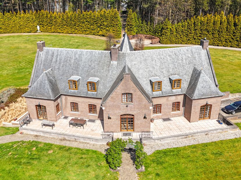 Een magnifieke &quot;Mansion&quot; MET een nog groter bijgebouw.&lt;br /&gt;
Met een domein van 8,5 hectare rond de deur waar &quot;social distancing&quot; al sinds 1974 het ni