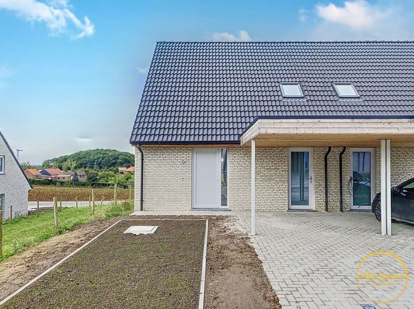 Bent u op zoek naar een gloednieuwe woning, omringd door de natuurlijke schoonheid van Heuvelland?&lt;br /&gt;
We stellen u deze nieuwbouwwoning in Wijtscha