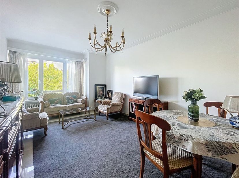 Wijk Parc de Forest: Gemeubileerd appartement met 2 slaapkamers +/-80m². als volgt samengesteld: 2/5 verdiepingen: Entree, hal met garderobe, woonkame