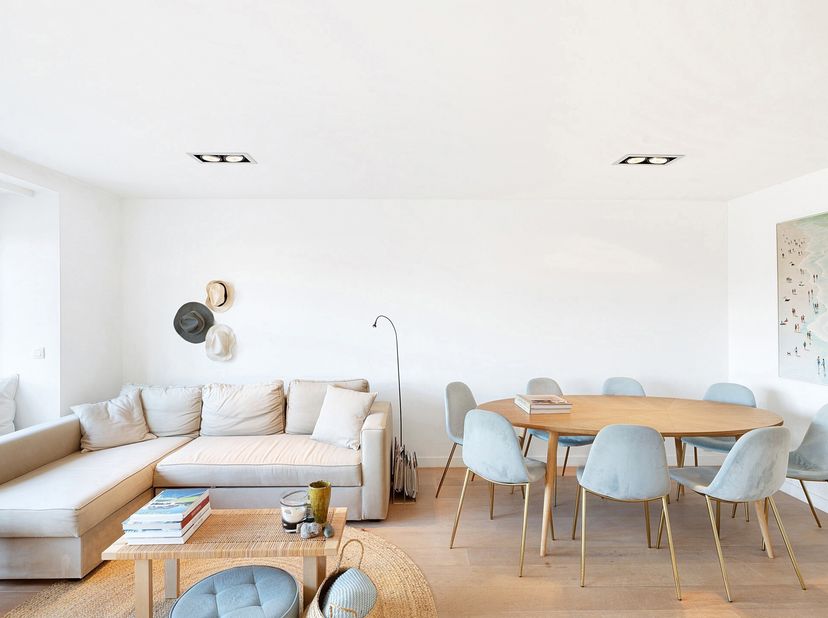 Dit charmante appartement is gelegen op de Paul Parmentierlaan, vlakbij het Abraham Hansplein. Dankzij deze centrale ligging bevinden winkels, restaur