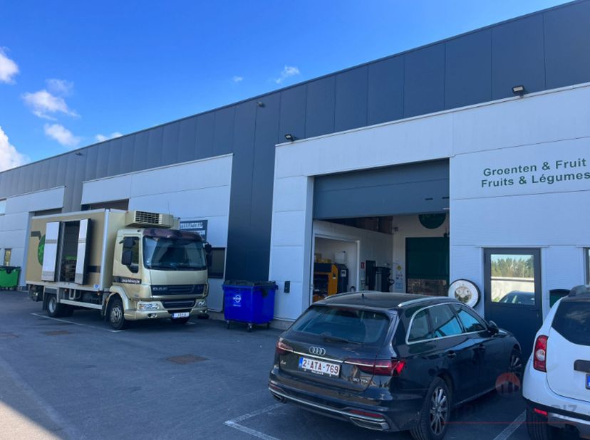 Ontdek deze veelzijdige loods van 576 m² gelegen in het industriële hart van Machelen. Deze ruimte is uitermate geschikt voor bedrijven in de voedings