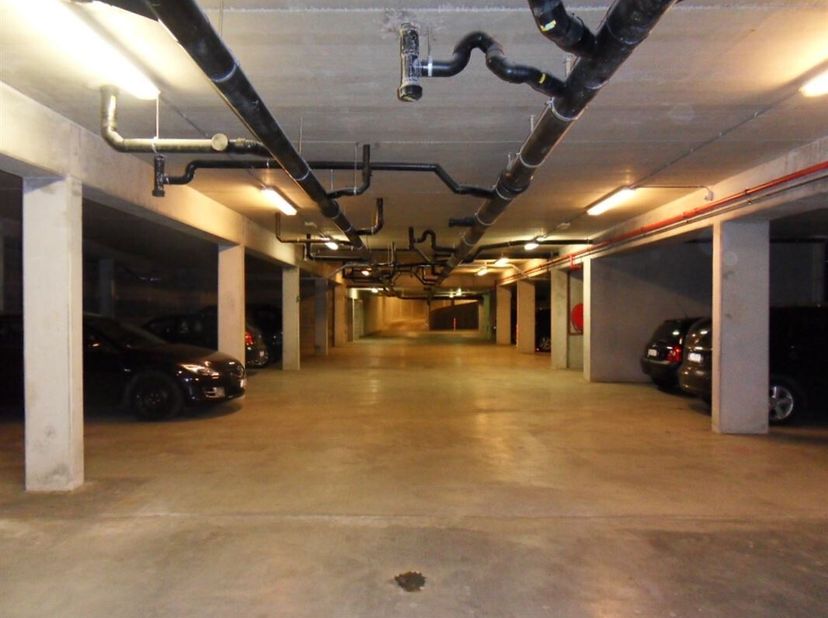 Ixelles. Boendael, quartier Square Vieux Tilleul, sous l&#039;immeuble d&#039;architecte face au Delhaize de la place,  1 emplacement parking (#10) disponible d