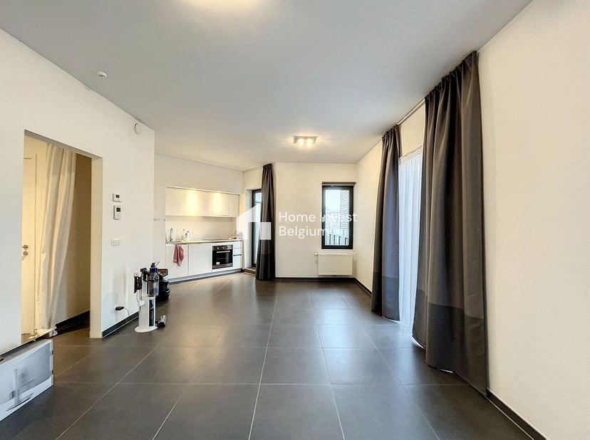 Agréable studio de 45m² avec terrasse situé au 4e étage d’un immeuble récent, bâti en 2016, La Résidence The Horizon. Il se compose comme suit: hall d