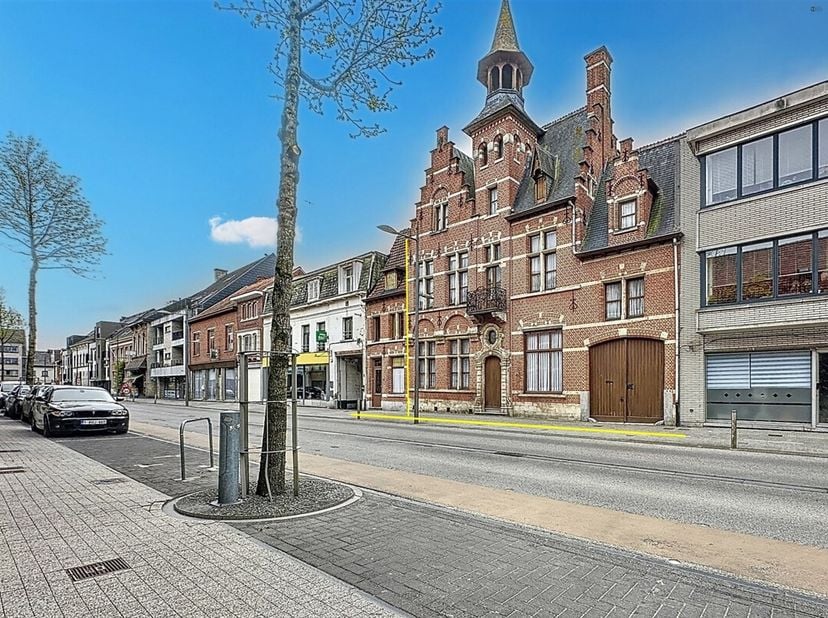 Herenhuis met tuin en aanpalende woning op perceel van ongeveer 700 m²&lt;br /&gt;
De prachtige unieke gevel, de authentieke elementen en de locatie zijn sl