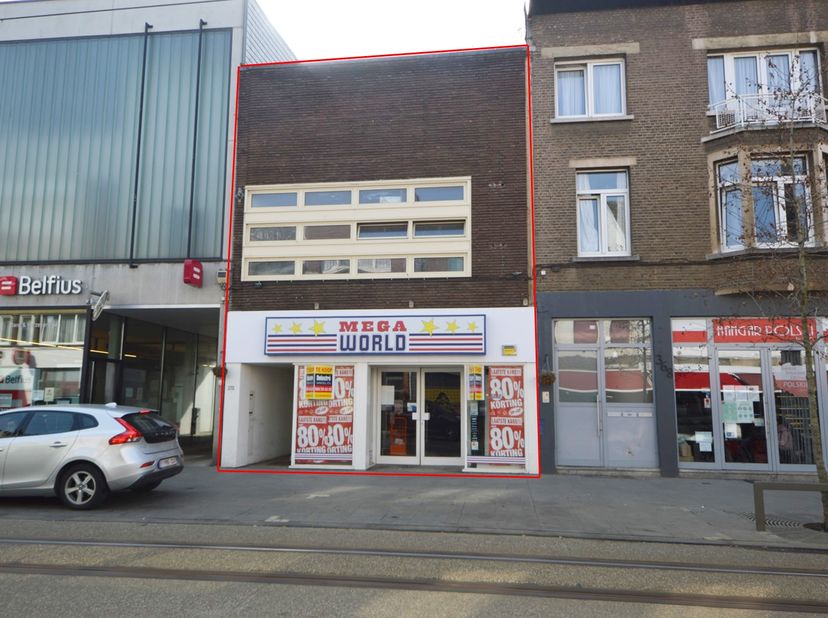 Ruim commercieel gelijkvloers verhuurd aan een supermarkt + bovengelegen appartement te koop, gelegen te Deurne op de Herentalsebaan. &lt;br /&gt;
De gevelb