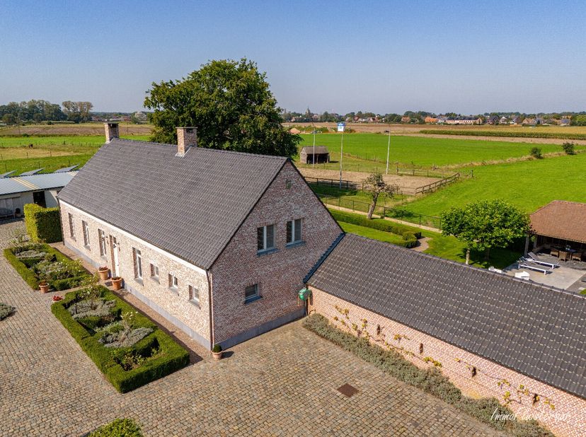 Dit eigendom is gelegen op een landelijke plaats net buiten het centrum van Herenthout. Voor liefhebbers van de paardensport is dit ook een ideale lig