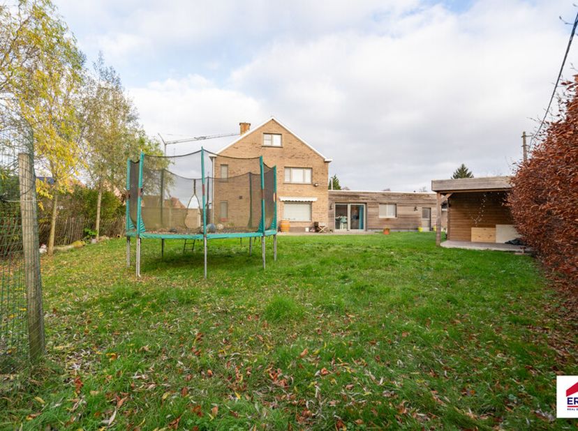 Deze moderne, instapklare woning werd recent tot in de puntjes gerenoveerd met oog voor kwaliteit en detail. Ze ligt in een rustige, landelijke buurt
