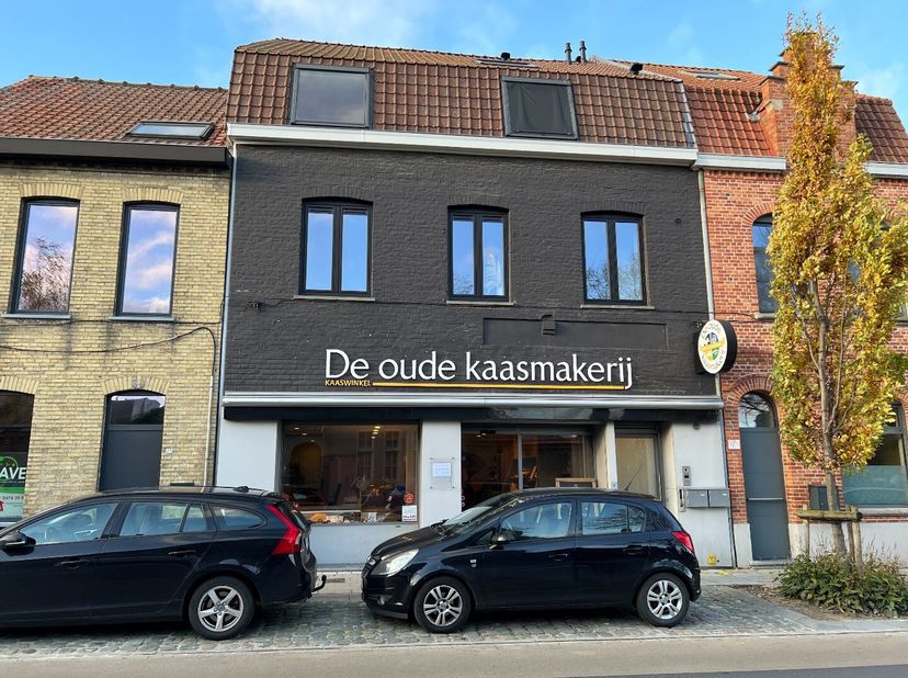Deze handelsruimte is gelegen langs de Zonnebeekseweg, een invalsweg, te Ieper op wandelafstand van de Grote Markt.&lt;br /&gt;
Het pand is als volgt ingede