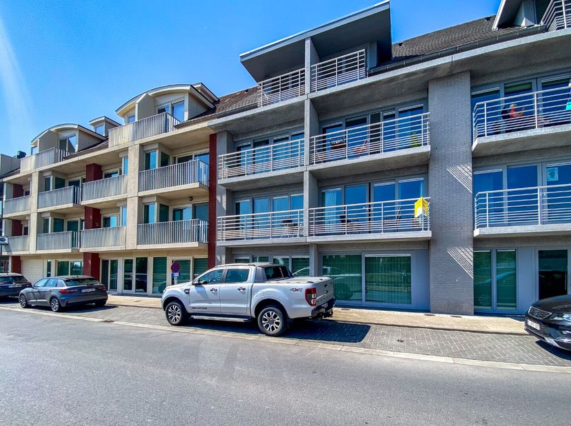 Uiterst goed onderhouden 1-slaapkamerappartement gelegen vlakbij het stadscentrum langs de vaart Veurne - Nieuwpoort. Dit prachtig appartement omvat e