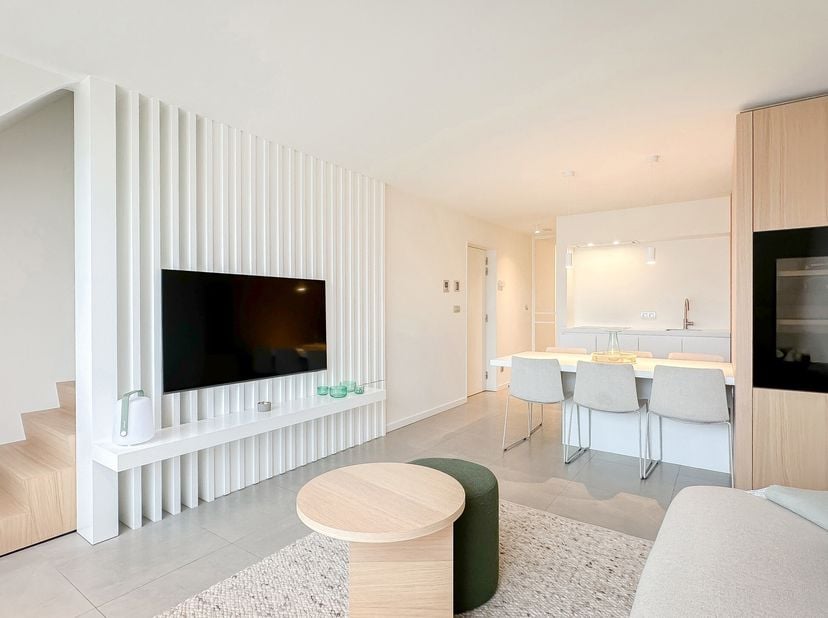 Dans la charmante résidence Dolce Vita, vous trouverez cet appartement duplex magnifiquement rénové (construit en 2006) dans un petit immeuble avec se